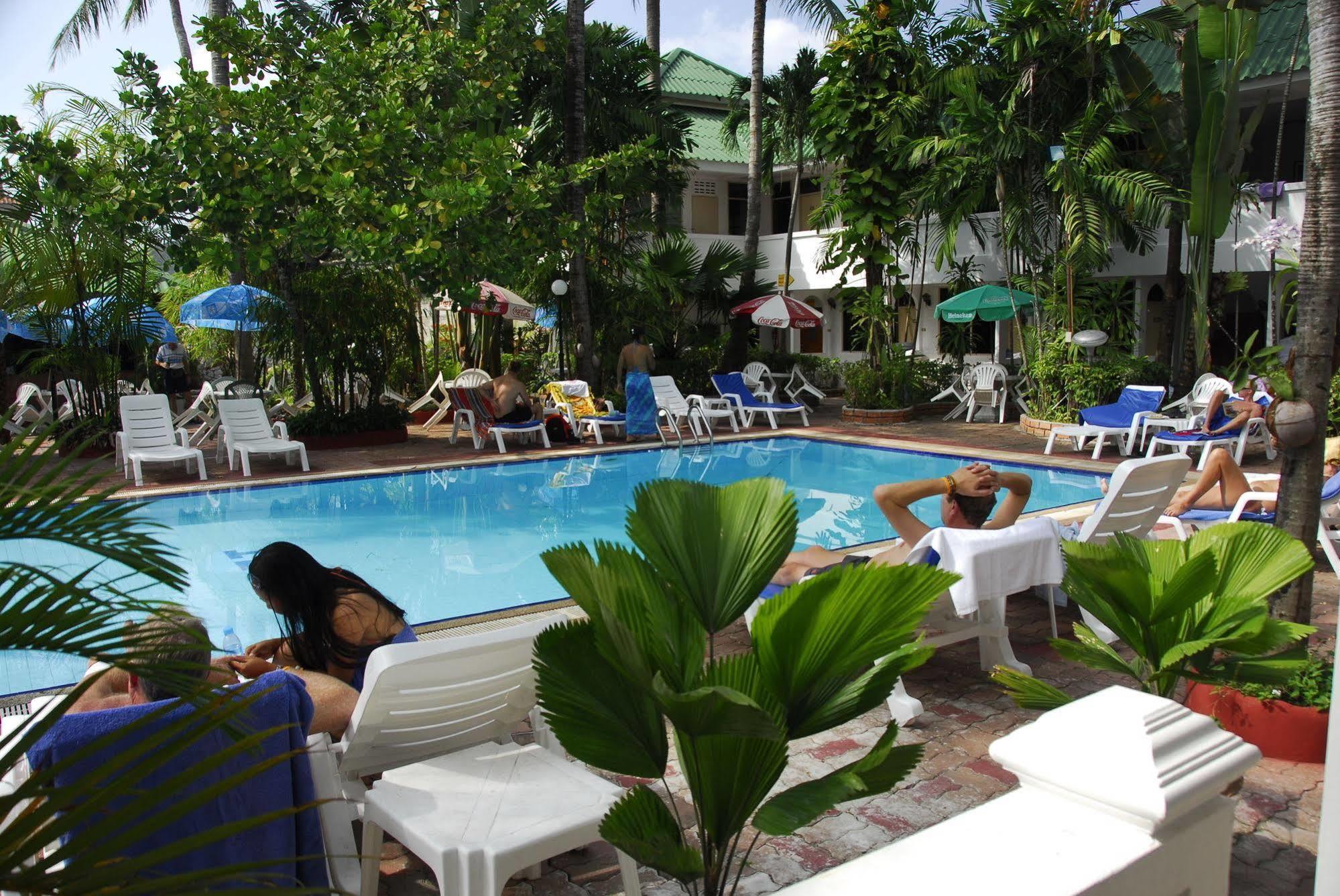 The Expat Hotel Patong Exterior foto